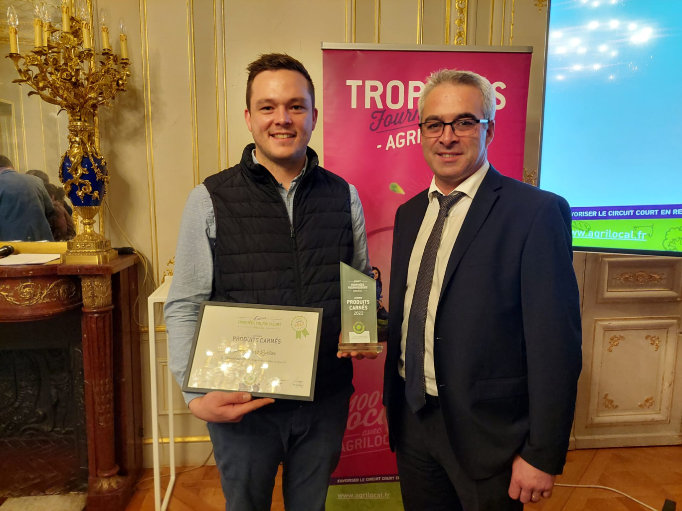 De gauche à droite : Etienne Théreau, commercial pour la société Thevenet et Frédéric Brochot du Conseil départemental de Saône-et-Loire lors de la remise des trophées à Paris en novembre dernier. (© SAS Thevenet)