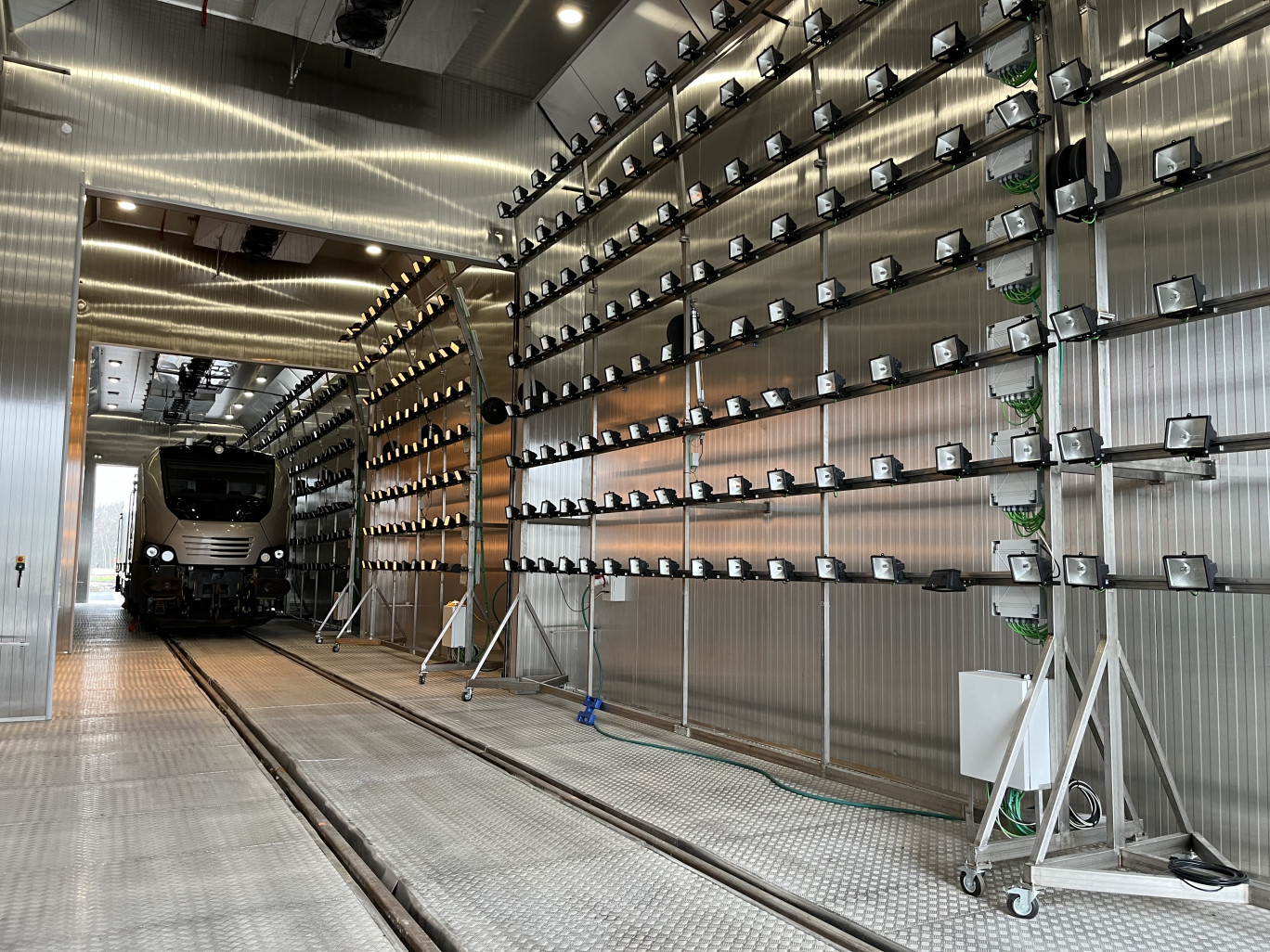 Avec une plage de température comprise entre -45 degrés et +70 degrés, cette chambre permet de qualifier les trains sur des critères de confort climatique.