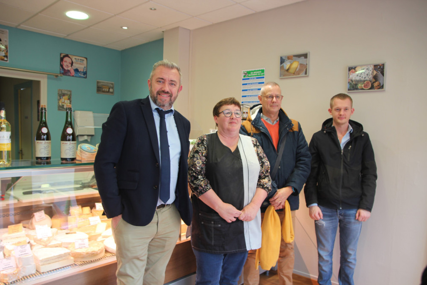 Les élus de la CMA Normandie (Guillaume Dartois et Gilles Solmon) lors de leur échange avec la fromagère Marie-Christine Lasnon, et le manager de centre ville Alexis Pingeon (à droite). (© Aletheia Press / B.Delabre)