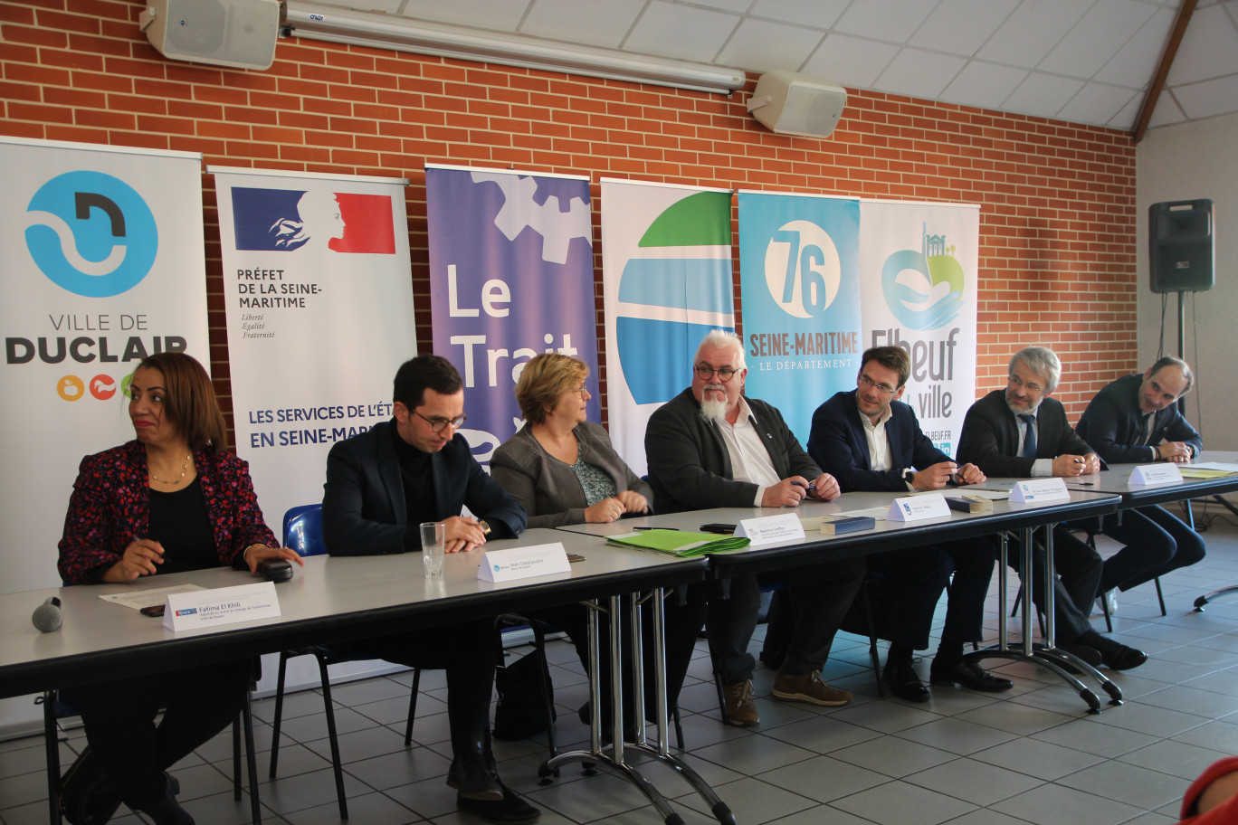 Les signataires : (de g. à dr.) Fatima El Khili (Rouen) Jean Delalandre (Duclair), Véatrice Steffan (Préfecture), Patrick Callais (Le Trait), Nicolas Mayer-Rossignol (Métropole), André Gautier (Département) et Djoudé Mérabet (Elbeuf). (© Aletheia Press/ B.Delabre)