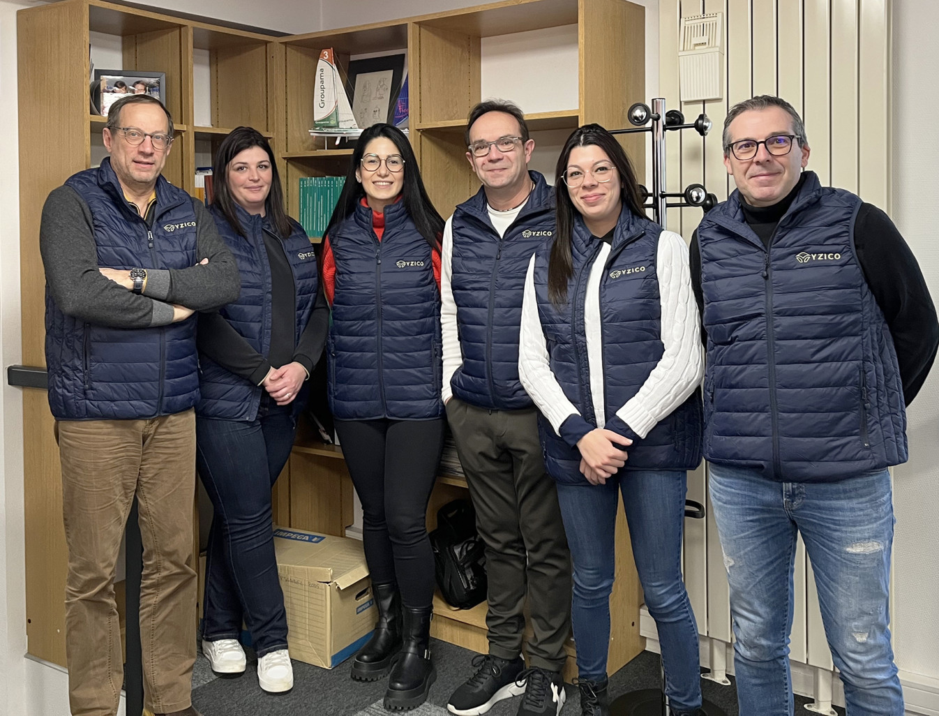 Après 40 ans passés à la tête de l’agence de Briey du groupe Yzico, Olivier Roussey (à gauche) vient de passer la main à Laurent Bridey (troisième en partant de la droite), directeur adjoint depuis mai dernier et directeur de l’agence de Metz. 