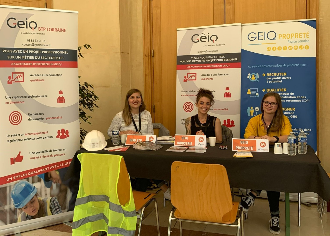  Comme ici l’an passé au salon de l’alternance à l’Arsenal de Metz, organisé par les Missions locales du Grand Est, les équipes des Geiq font connaître leur modèle socio-économique, un efficace levier pour l’insertion professionnelle. © : Geiq.  