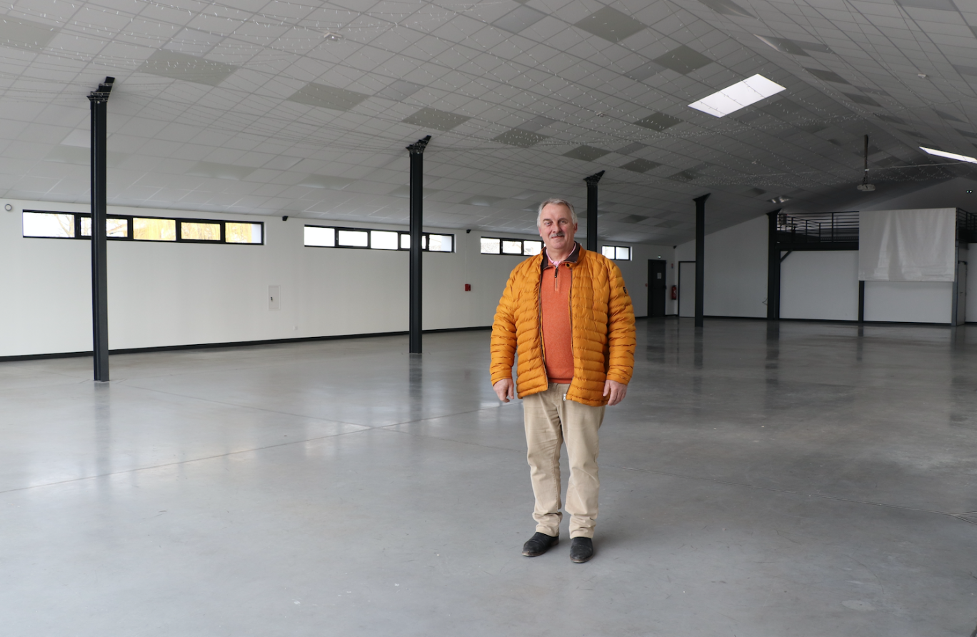 Le maire de la commune Nicolas Plé dans la grande salle﻿ du domaine.