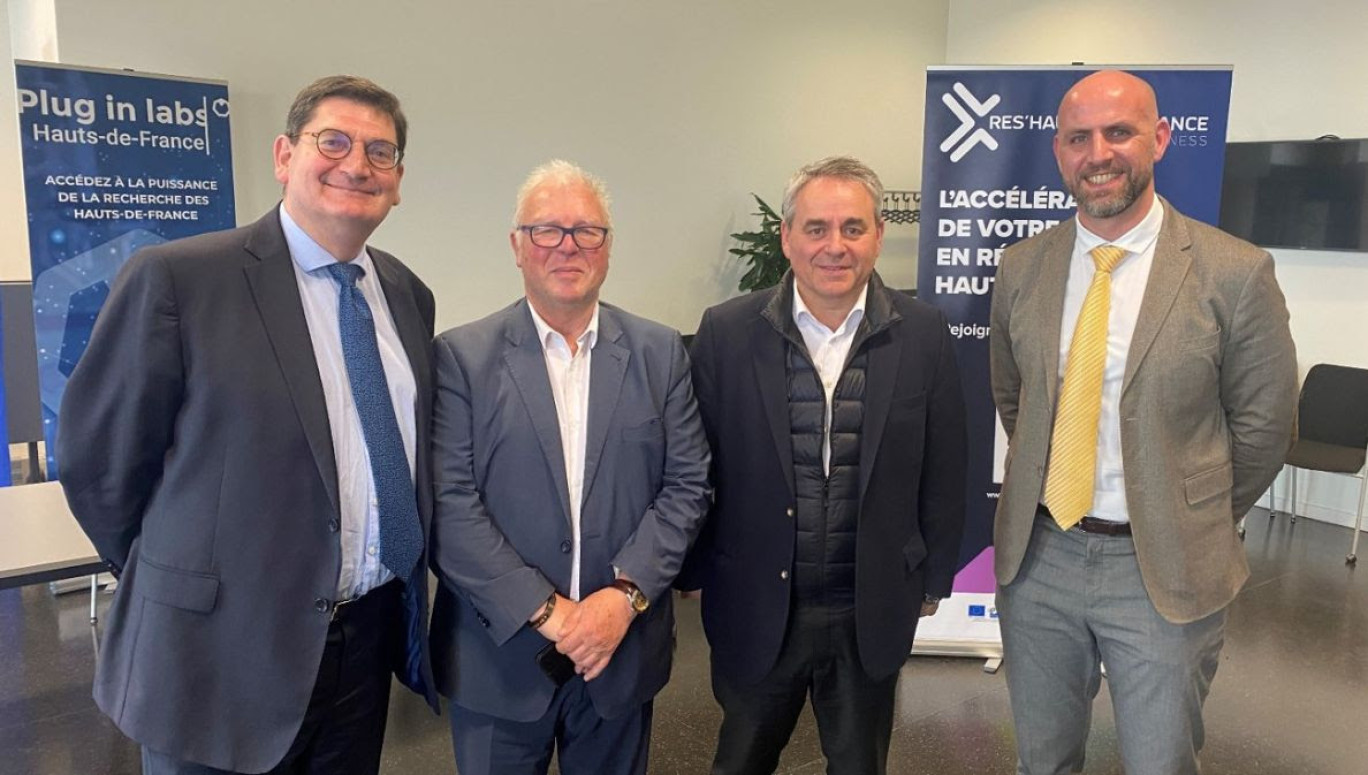 (de g. à dr.) Bruno Desprez, Alain Storck, ancien président de l'HDFID, Xavier Bertrand, président de la Région et Antoine Macret, directeur de Hauts-de-France Innovation Développement.