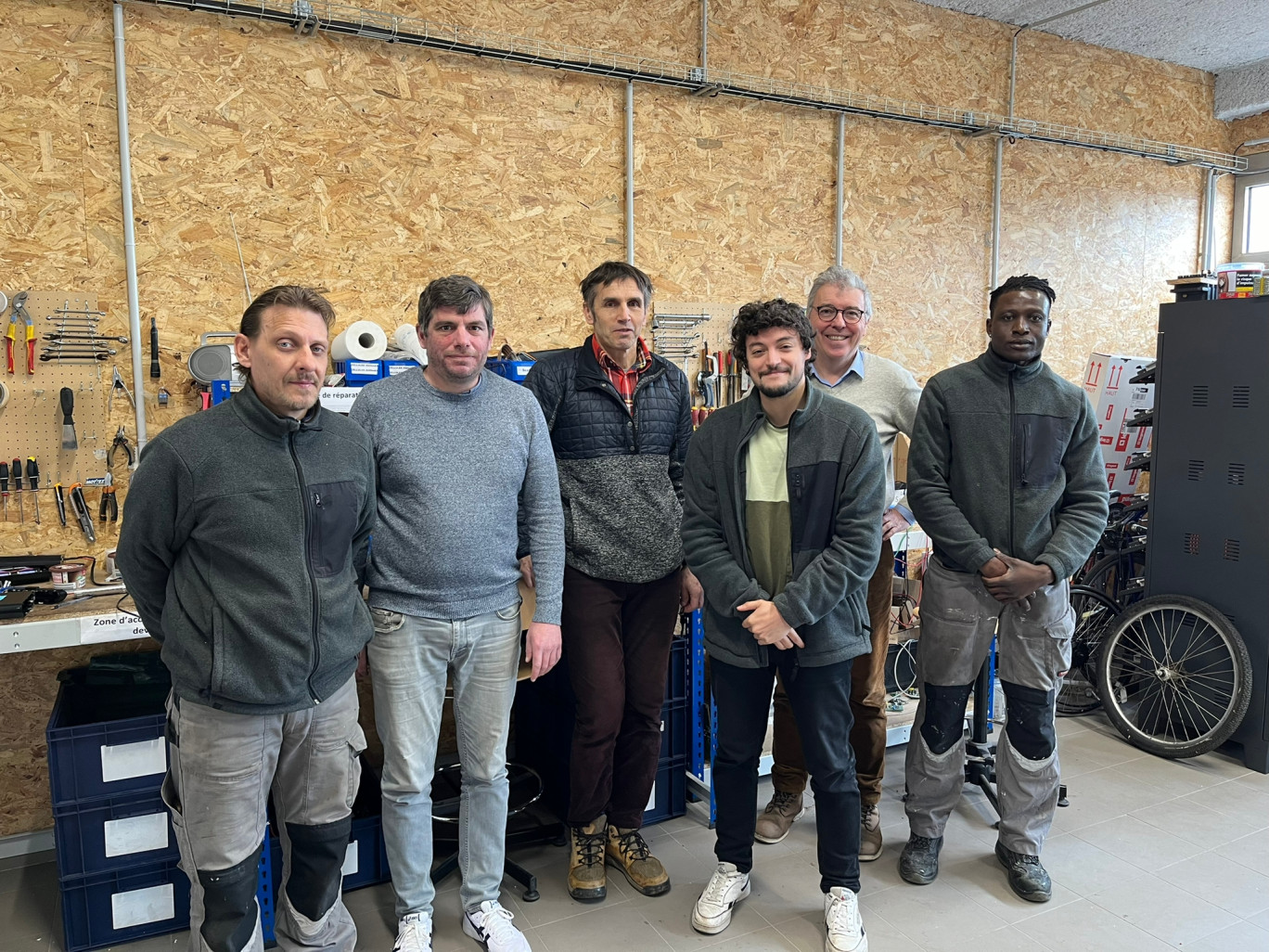 Cinq personnes travaillent aux côtés de Stéphane Boné pour reconditionner les batteries usagées. (Photo Gazette Normandie)