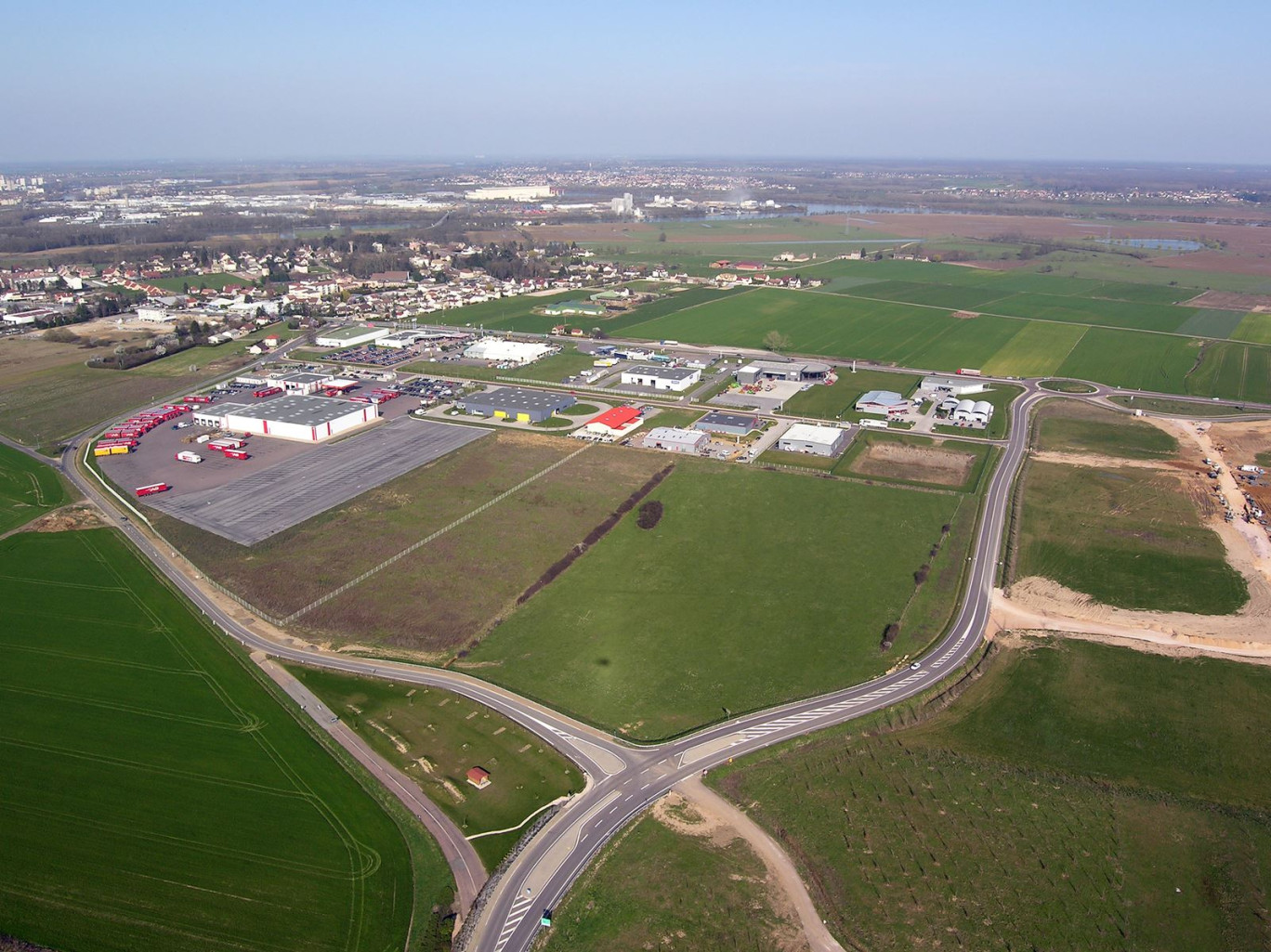 Une quantité croissante de terres agricoles échappent à l’artificialisation au sens strict du terme, mais elles sont achetées pour un usage différent de celui d’origine, comme les zones d'activité économique. © YANN J