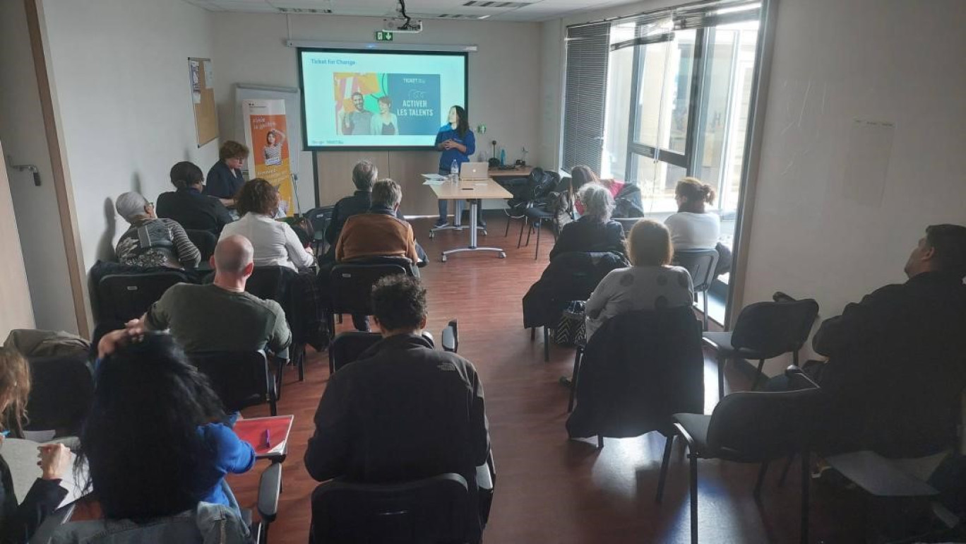 Une animatrice de Google est venue à la rencontre du public à Clermont. 