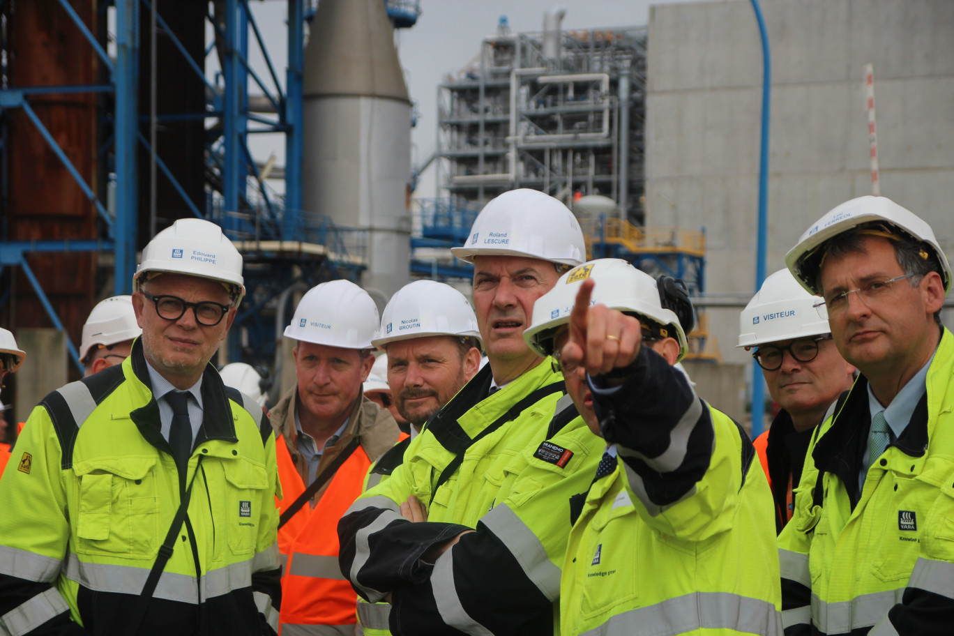 Roland Lescure a visité le site de Yara à Gonfreville-l'Orcher, accompagné de nombreux élus locaux dont Edouard Philippe. (© Aletheia Press / B.Delabre)