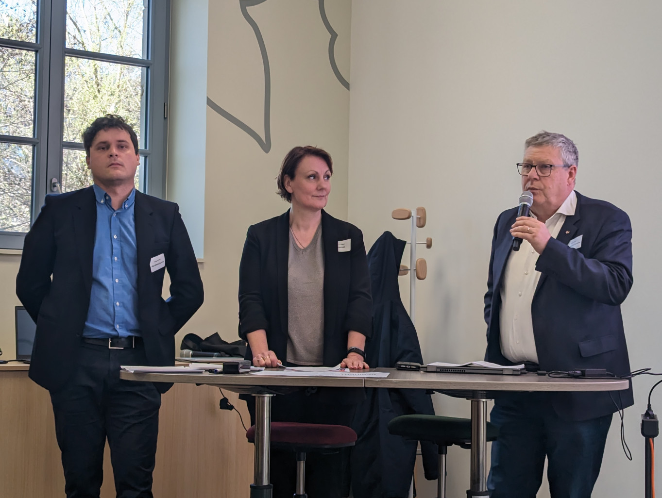 Emmanuel Paris, coordinateur de Dedihcated BFC, Sylvie Vermot, responsable qualité de Gemdoubs et Marc Becker, président du pôle véhicule du futur, ont présenté le consortium dédié à la transition numérique des industriels régionaux. (Aletheia Press / Nadège Hubert)