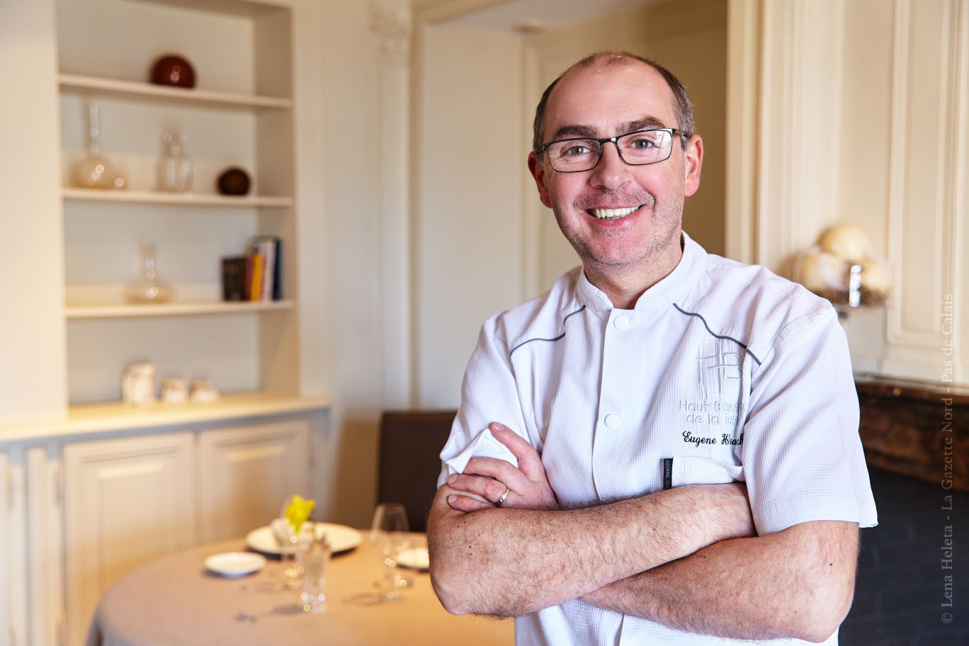 Eugène Hobraiche, chef étoilé d'Haut Bonheur de la Table, sur la Grand'Place de Cassel. © Lena Heleta