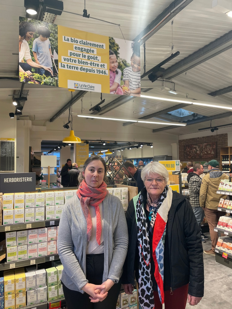 Amélie Drozdz et Marie-Claire, sa collaboratrice au sein du magasin bio de plus de 200 m².