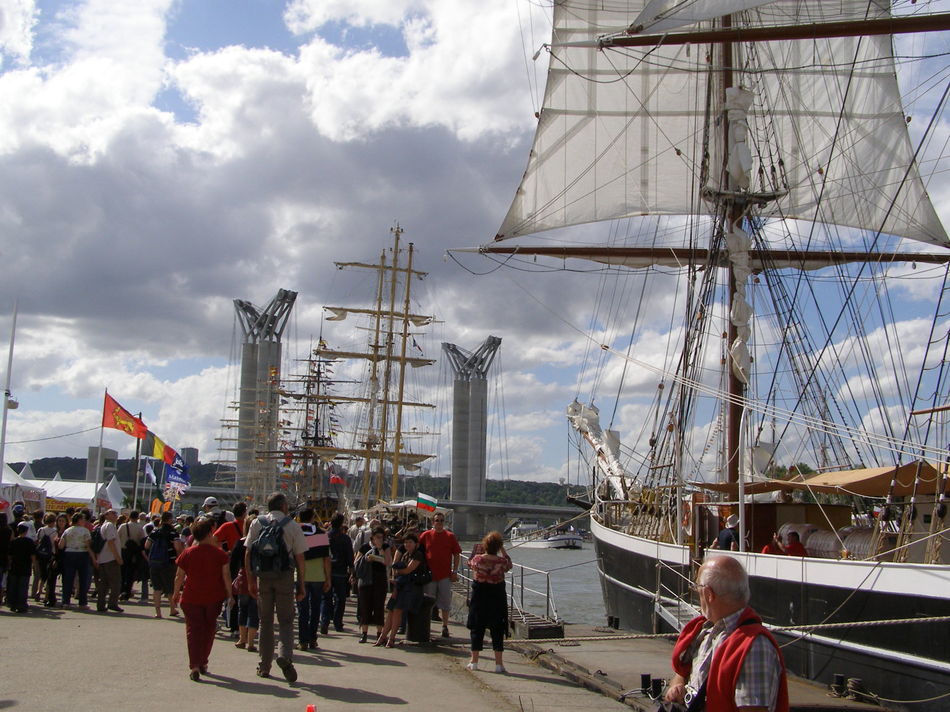 Plus de la moitié des 6 millions de visiteurs de l'Armada en profitent pour visiter la Normandie. (@Aletheia Press / LBrémont)