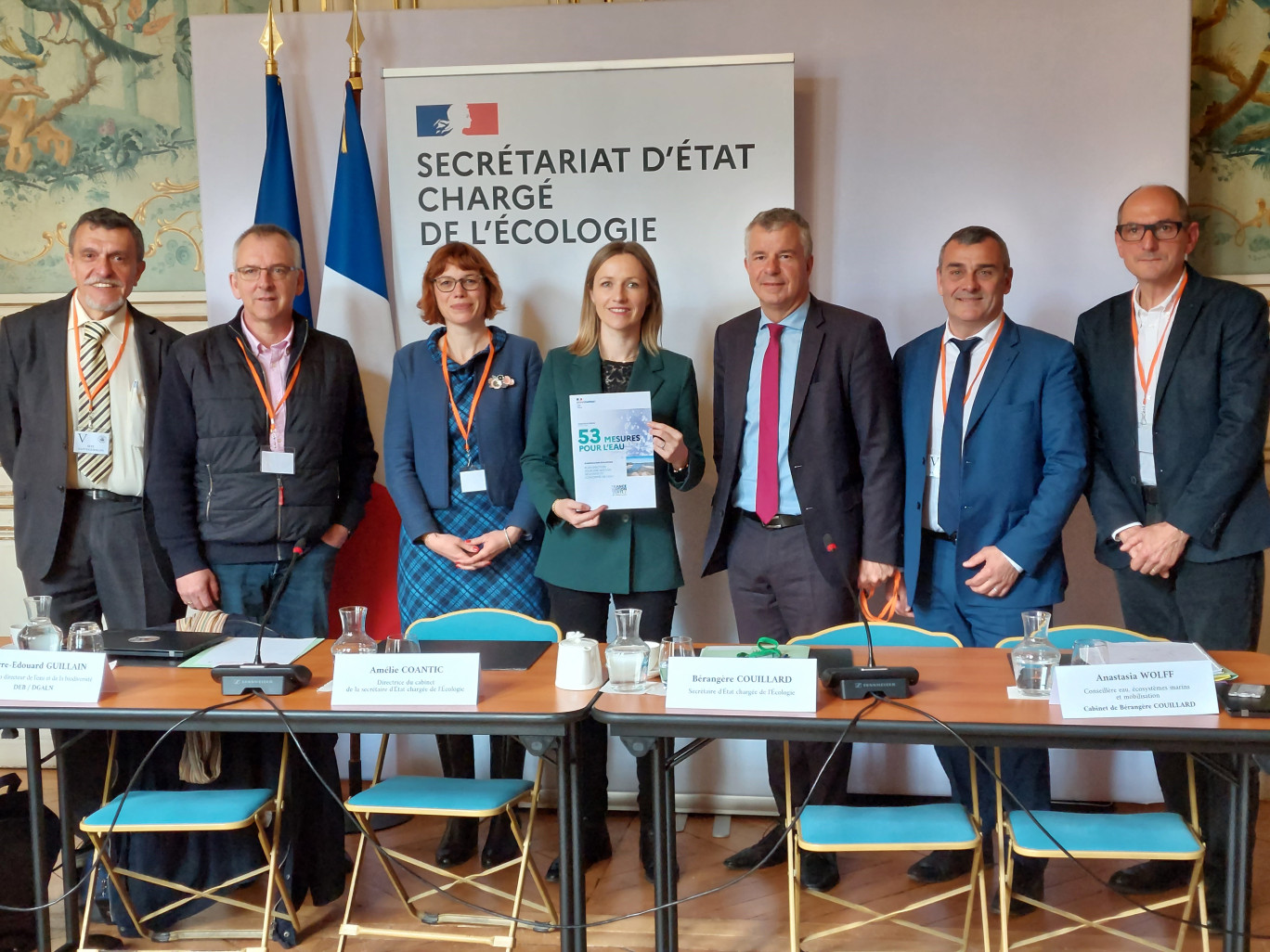 De gauche à droite : Christian Lecusan, vice-président du Comité de bassin Seine-Normandie ; Thierry Burlot, président du Comité de bassin Loire-Bretagne ; Audrey Bardot, vice-présidente du comité de bassin Rhin-Meuse ; Bérangère Couillard, secrétaire d’État chargée de l’écologie ; Martial Saddier, président du Comité de bassin Rhône-Méditerranée ; Hervé Paul, vice-président du Conseil national de l’eau ; Luc Barbier, vice-président du Comité de bassin Artois-Picardie.