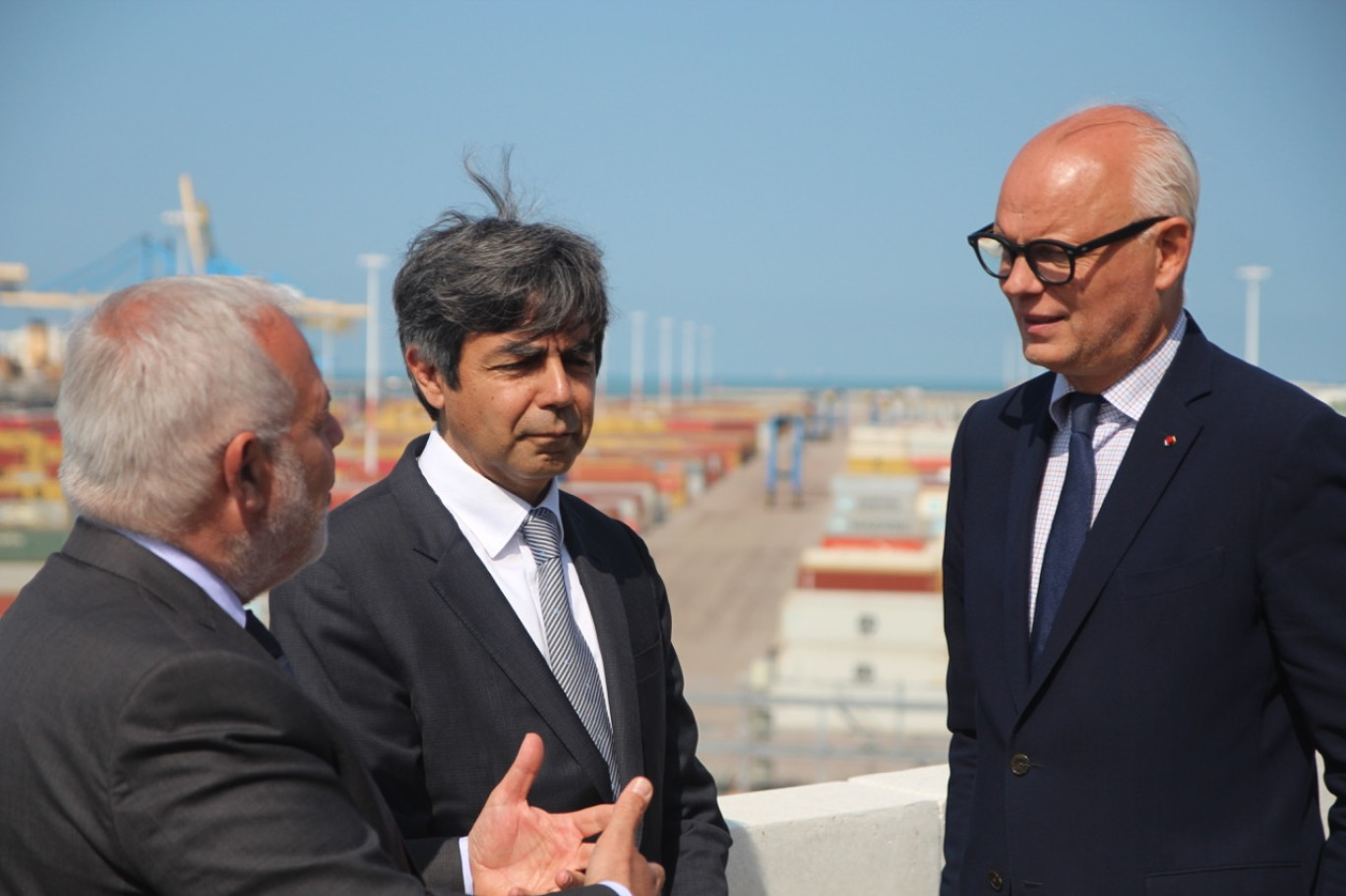 De g. à dr. : David El-Bez, directeur Terminal Investments chez TIL, et Ammar Kanaan, directeur général, échangent avec Edouard Philippe, maire du Havre. (© Aletheia Press / B.Delabre)