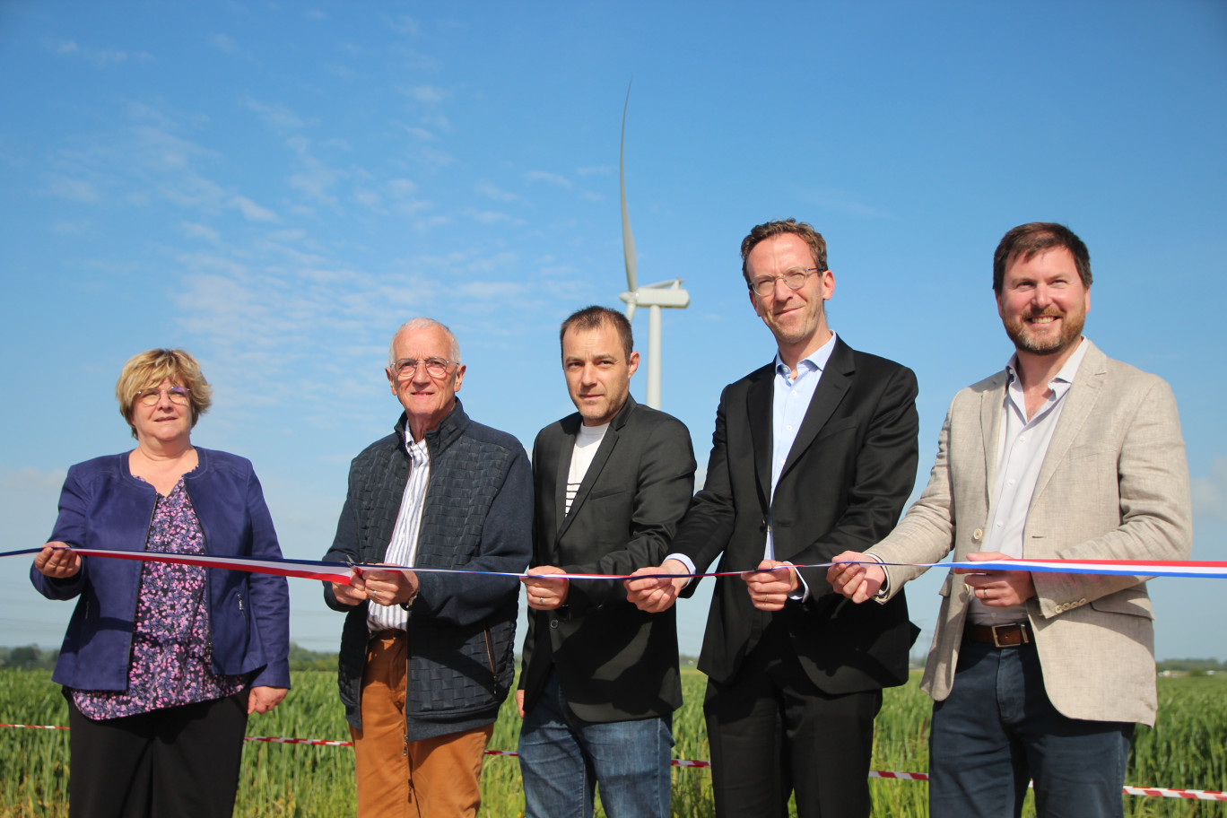 Lde g. à dr. : Béatrice Steffan (préfecture), Jean-Marie Edde (La Houssaye-Béranger), Ludovic Noyeau (Fresnay-le-Long), Fabrice de Vallois (Caisse des dépôts et consignations) et Julien Suillerot (Vensolair). (© Aletheia Press / B.Delabre)