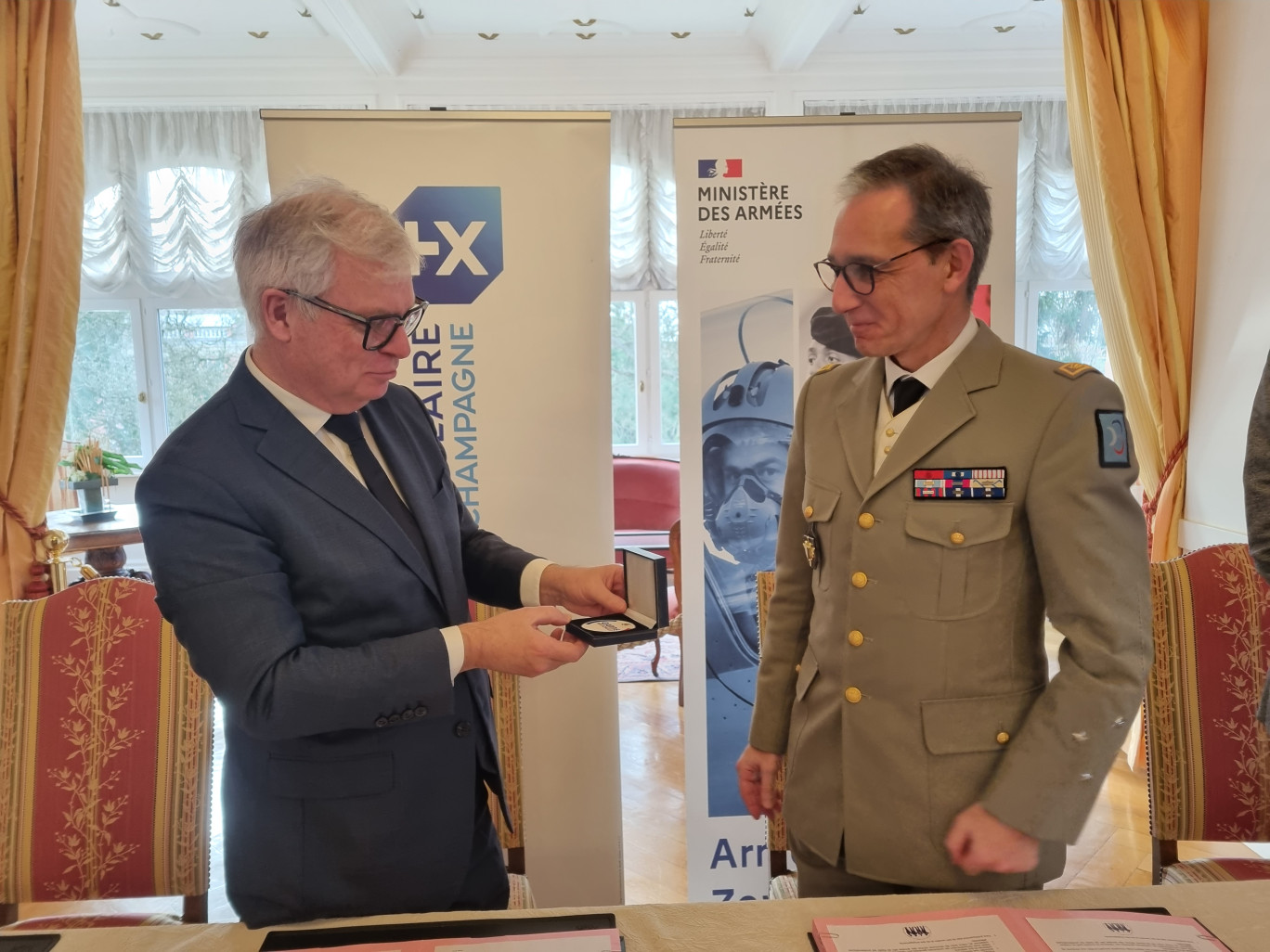 En début d’année, le général de corps d'armée, Alexandre d'Andoque de Sériège, remettait la médaille de la garde nationale à Dominique Garnier, directeur général de la BPALC.