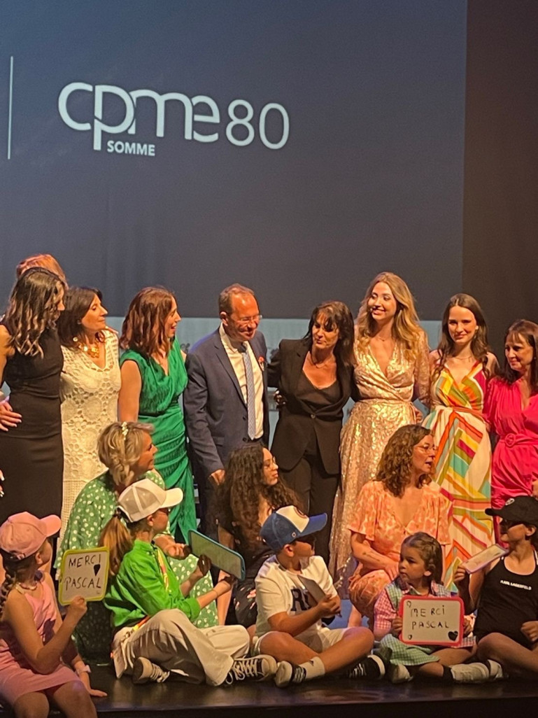 Pascal Fradcourt, président de la CPME Somme, entouré des modèles du défilé de mode organisé par Amélie Boucher, fondatrice du concept store féminin La P'tite Rebelle avec les tenues enfants de KandJ et chaussures de chez Geox Amiens.