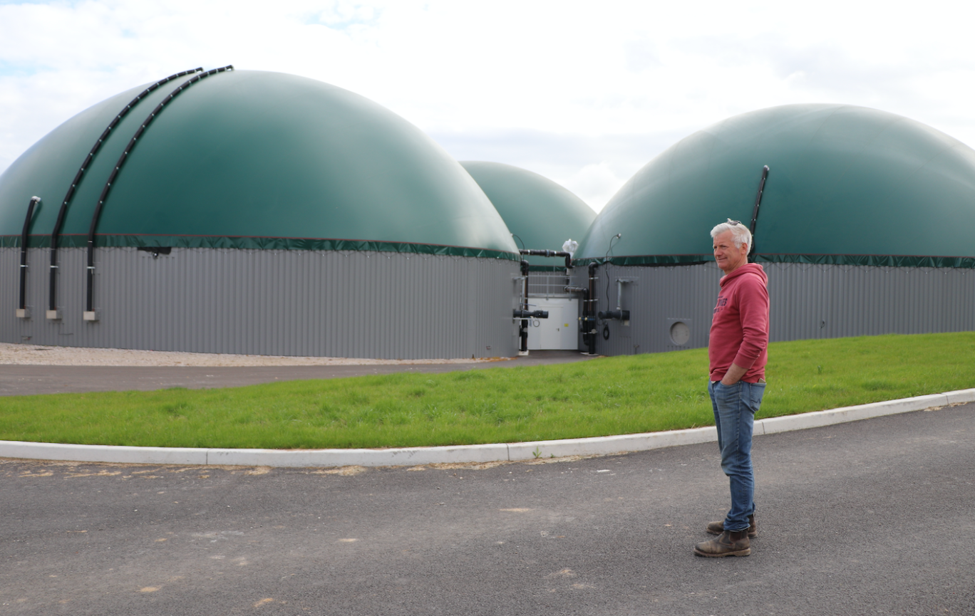 Dominique Dengreville devant les cuves de fermentation.