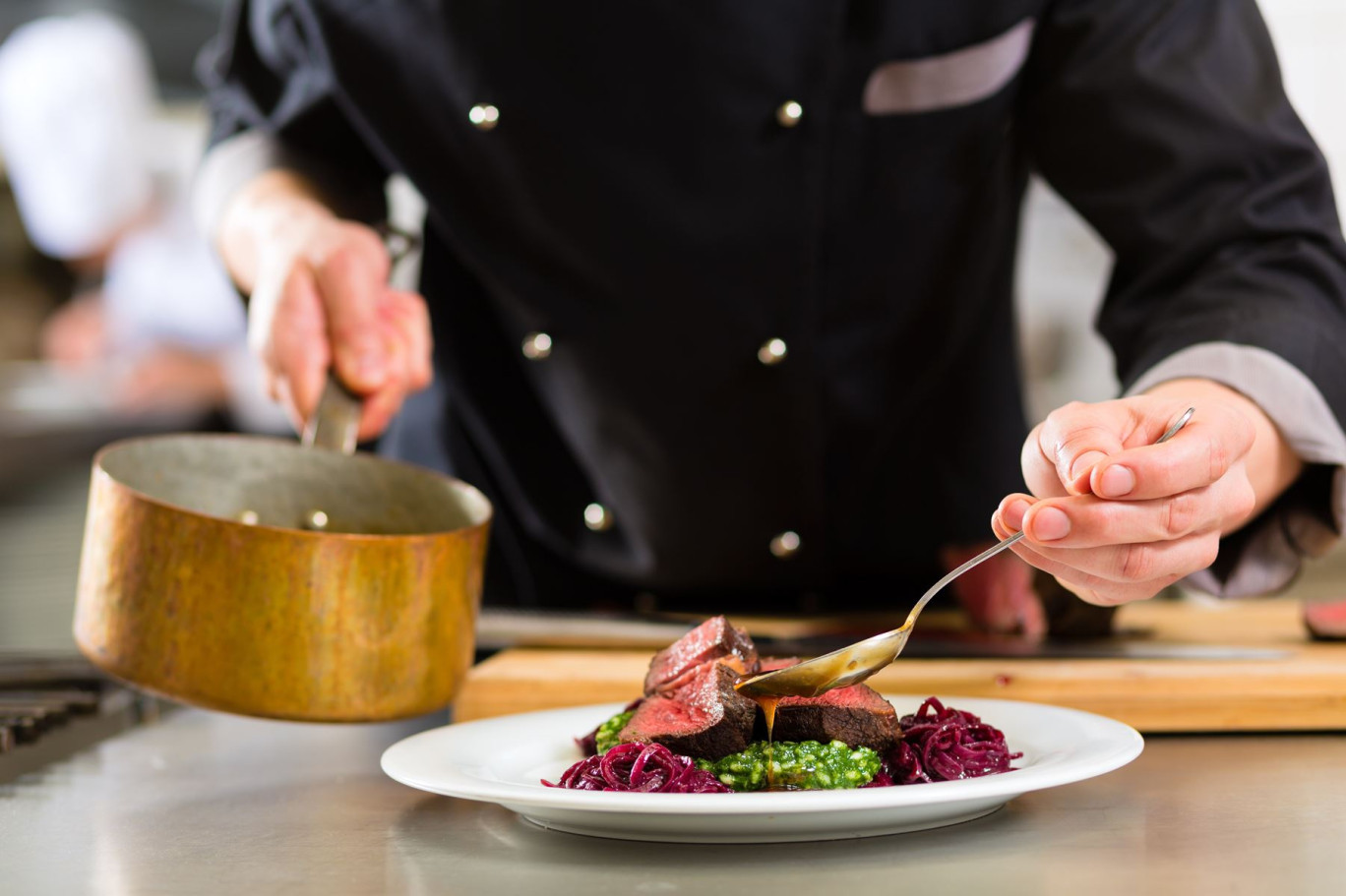 « C'est un projet collectif où chacun peut et doit contribuer à rendre ses lettres de noblesse à notre gastronomie régionale », témoigne Alexandre Gauthier, chef de la Grenouillère à La Madelaine-sous-Montreuil. ©Kzenon