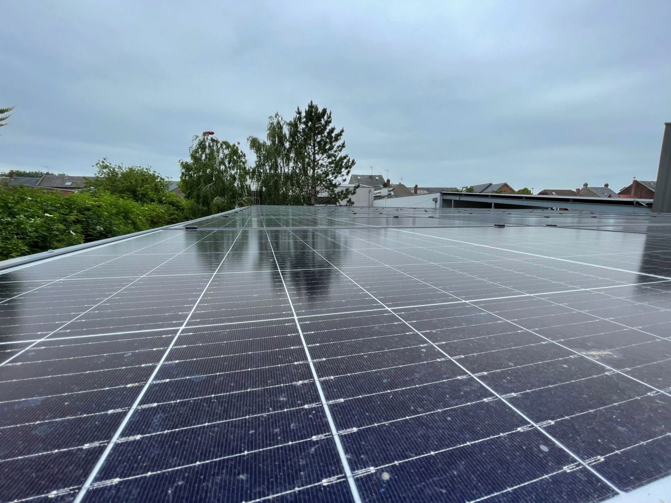 Expert du photovoltaïque, Moret accompagne les démarches de transition énergétique.