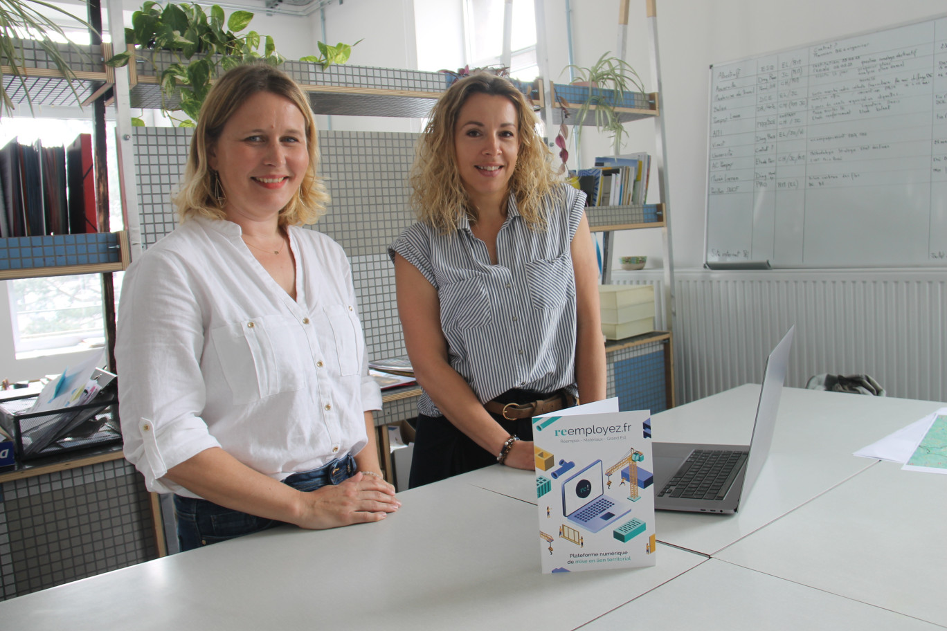 Émilie Lemoine et Christelle Hofpner, les pilotes de l’association Remise, lance le 20 juin la plateforme reemployez.fr visant à développer une véritable filière du réemploi des matériaux dans la région.