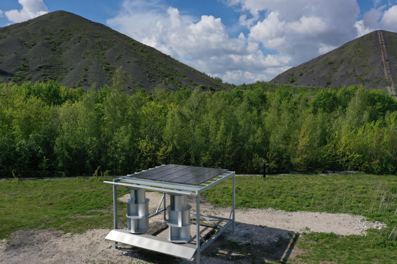 Le démonstrateur d'éolienne urbaine d'Uneole, sur le site du cd2e, à Loos-en-Gohelle.