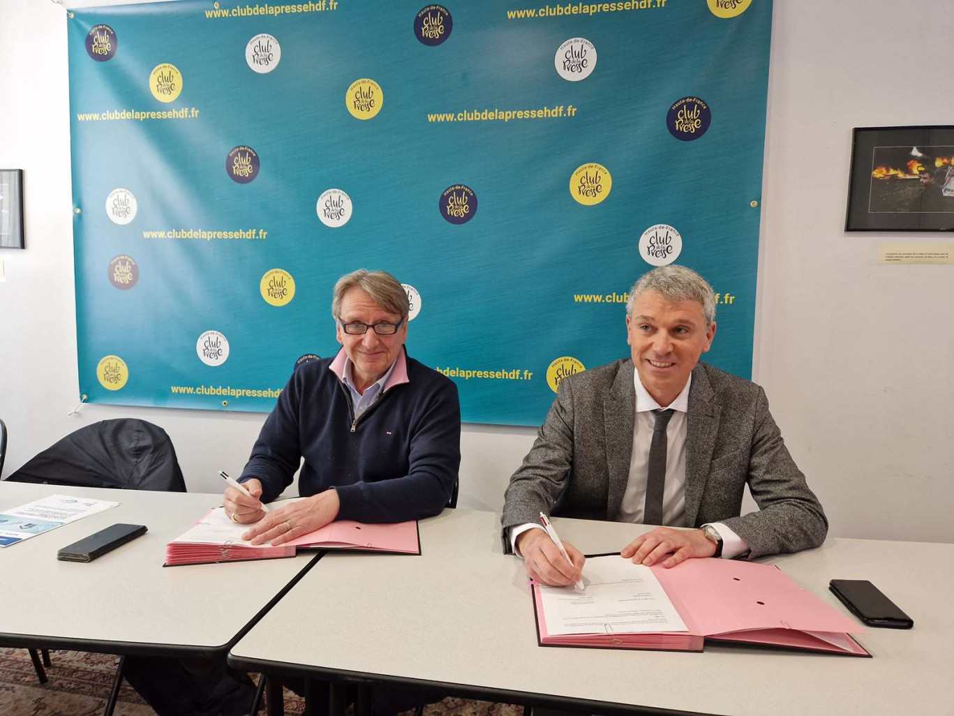 Thierry Vatin, Directeur général de l’Agence de l’eau Artois-Picardie (à g.), et Olivier Camau, directeur régional Hauts-de-France de la Banque des territoires, ont signé la reconduction d’une convention de partenariat entre leurs deux structures. le 3 mai dernier. (c)Banque des territoires