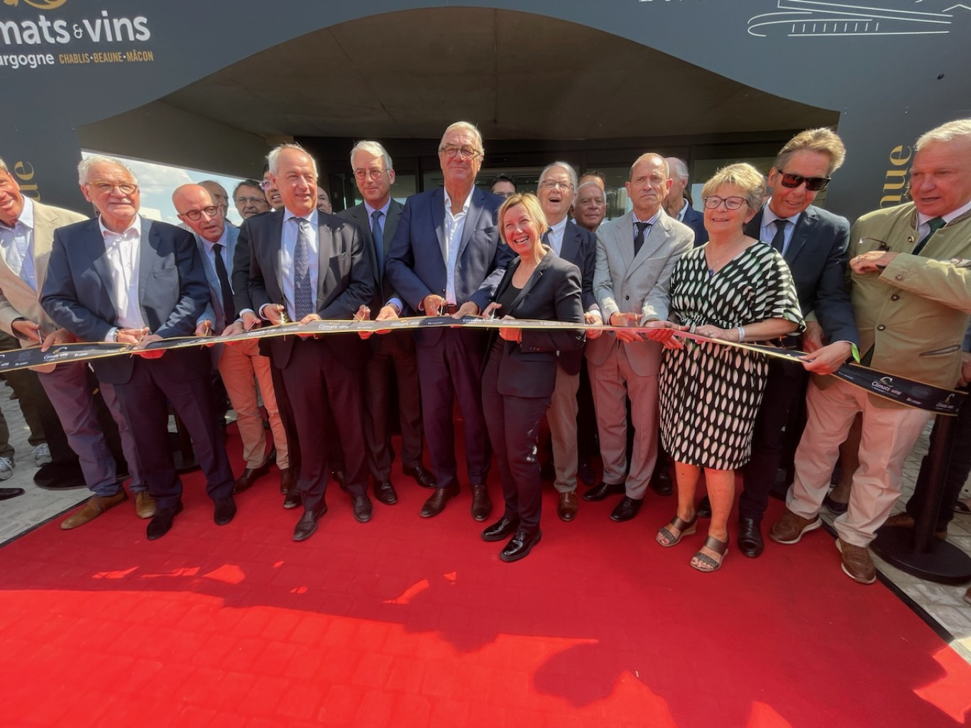 L’architecte Emmanuelle Andréani, au centre, a coupé le ruban inaugural de la Cité entourée des élus locaux et partenaires du projet. (Aletheia Press / Nadège Hubert)