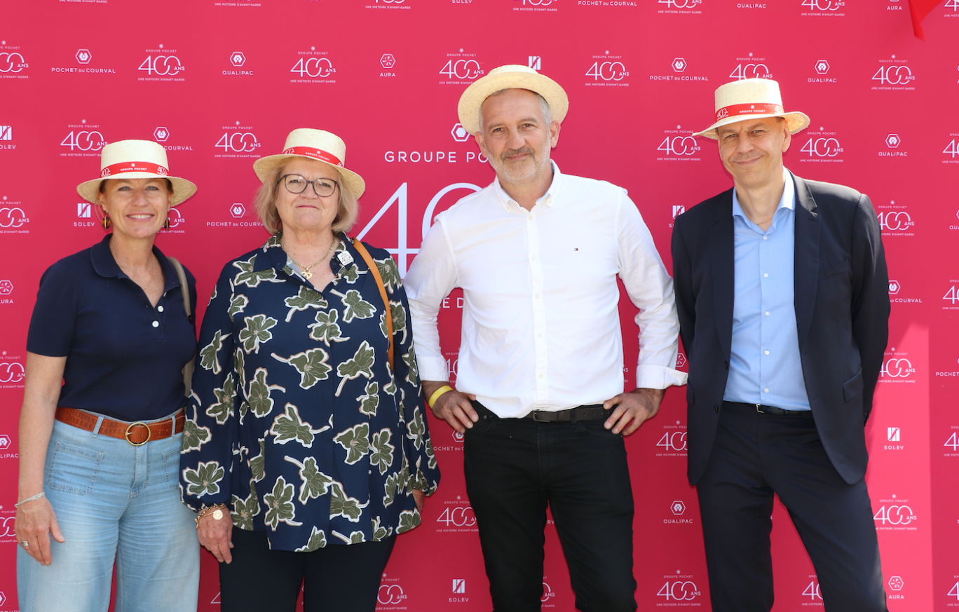 Iréne Gosset (deuxième en partant de la gauche) et Benoit Marszalek (quatrième) avec des salariés. (Photo I.B)