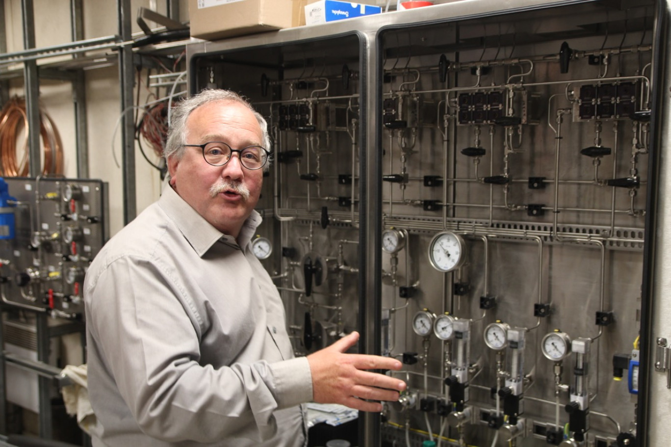 Gilles Dubuisson devant une console de prélèvement et d'échantillonnage en fin de fabrication (© Aletheia Press / B.Delabre)