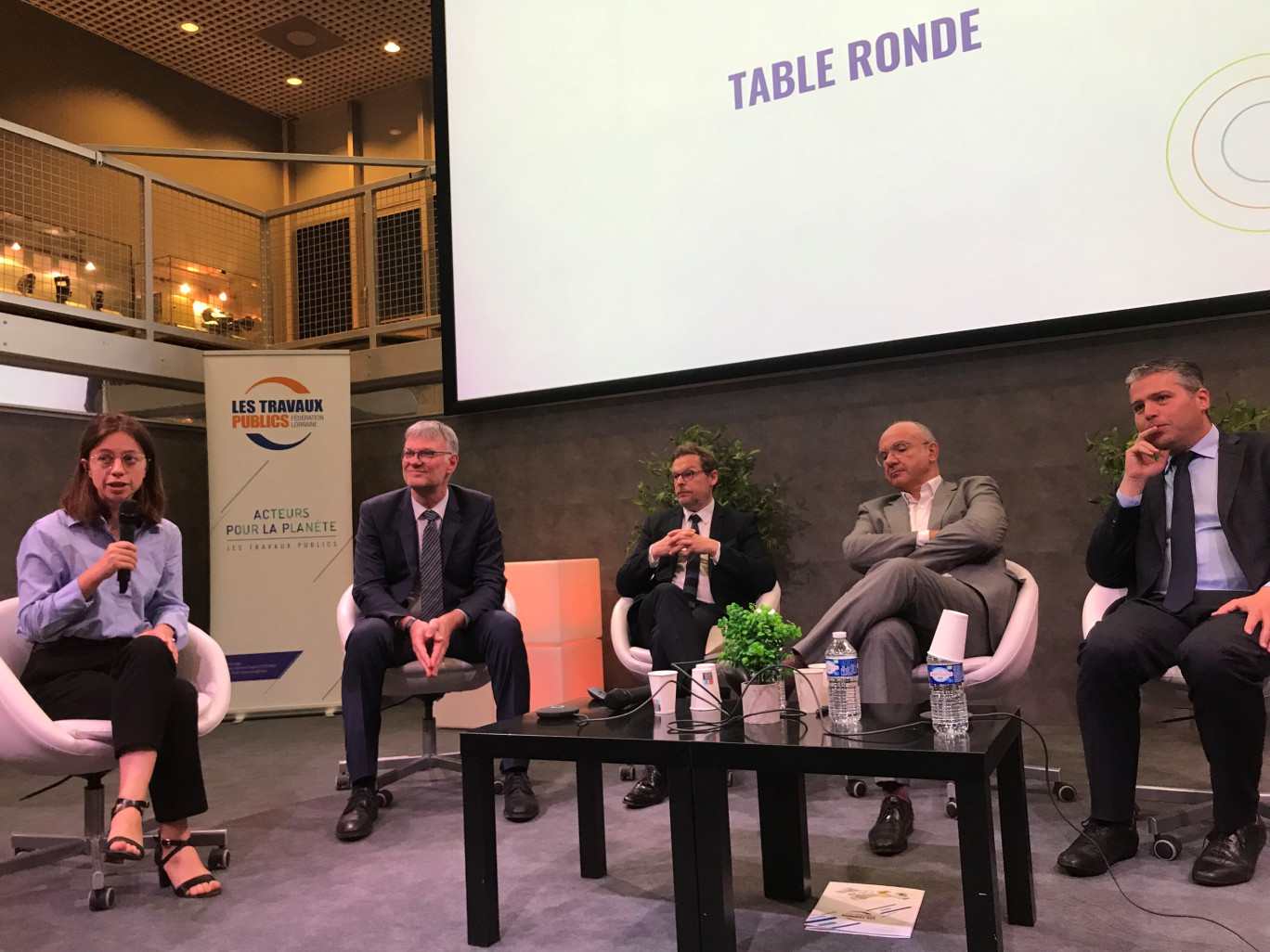 Autour de la table ronde, de gauche à droite : Judith Lefebvre du Preÿ (Citizing), Thierry Ledrich (FTP Lorraine), Cyril Mangin (Banque des Territoires), Thierry Dallard (ancien président du Directoire de la société du Grand Paris, ancien directeur délégué France de Meridiam Infrastructure) et Julien Freyburger (maire de Maizières-lès-Metz et 1er vice-président du département de la Moselle). (c) FTPL;