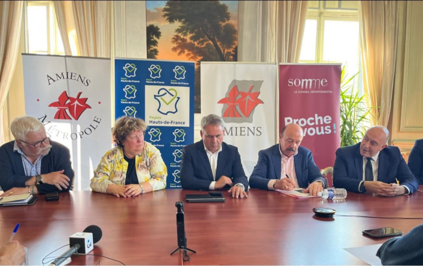 Alain Gest, président d’Amiens Métropole et Xavier Bertrand, président de la Région Hauts-de-France, Brigitte Fouré, maire d’Amiens, Jean-Claude Villemain, maire de Creil, président de la Communauté d’agglomération Creil Sud Oise et Stéphane Haussoulier, président du Conseil départemental de la Somme ensemble pour le barreau Roissy-Picardie.