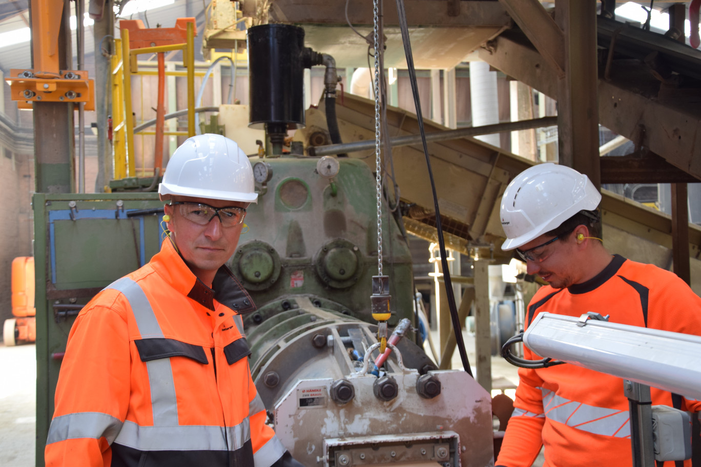 Stéphane Ladent (à gauche), directeur de l’usine du Groupe Wienerberger à Flines-lez-Râches.