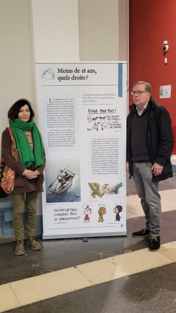  Les deux délégués du Défenseur des droits présents au Tribunal judiciaire d'Amiens autour de l’exposition Dessine-moi le droit. Il s’agit de Catherine Luciani et Yves Teyssedou, tous deux délégués à Amiens.