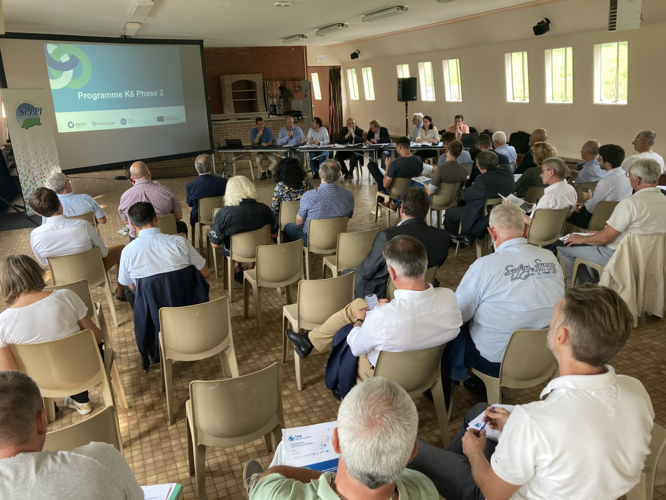 L'assemblée présente lors de la présentation des trois projets de décarbonation des territoires alentours à Tournehem-sur-la-Hem. © Aletheia Press/Morgan Railane