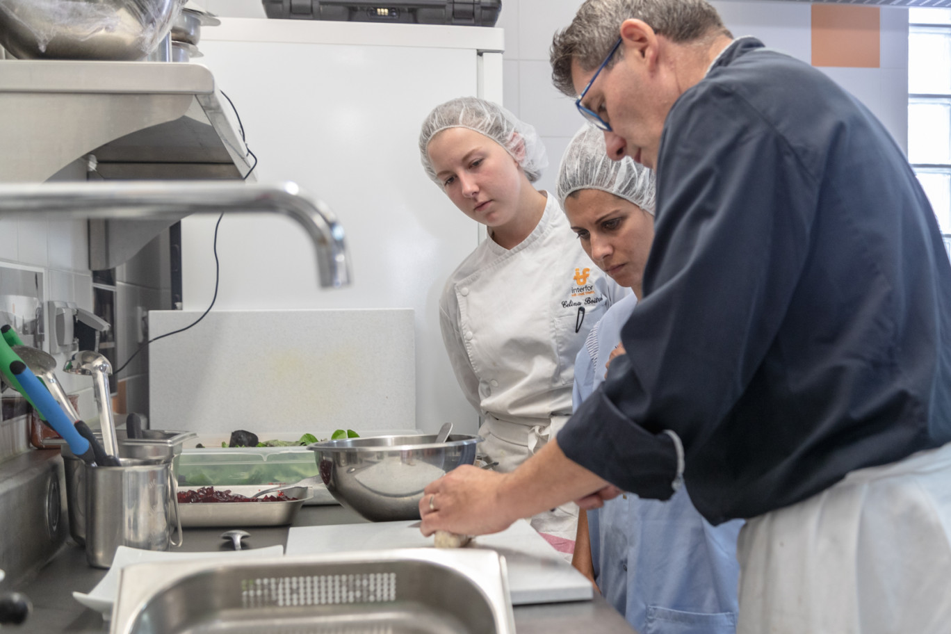 Une nouvelle formation de commis de cuisine. C'est ce professionnel qui réalise des mets simples, dresse des plats et les transmet au personnel de salle, participe à l'entretien du poste de la cuisine et des locaux annexes et applique les règles d'hygiène et de sécurité en vigueur. 