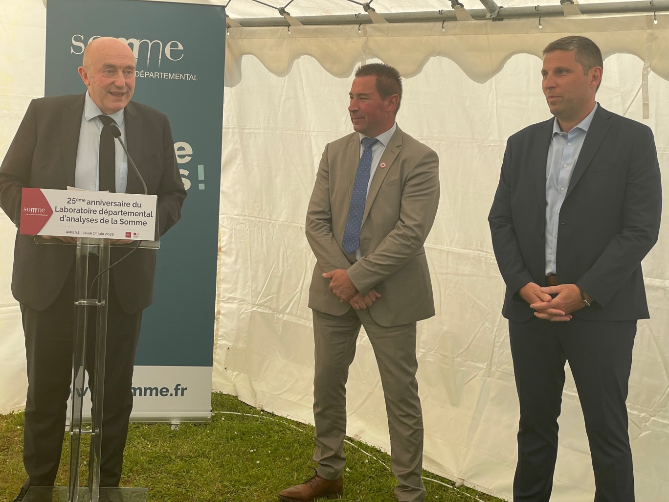 À l’occasion du vingt-cinquième anniversaire de l’installation du laboratoire départemental dans ses locaux de l’avenue Paul-Claudel à Amiens, Stéphane Haussoulier, président du Conseil départemental de la Somme avec Emmanuel Noiret, vice-président en charge du Développement agricole et de la ruralité et Yann Dubois, le directeur du laboratoire. 