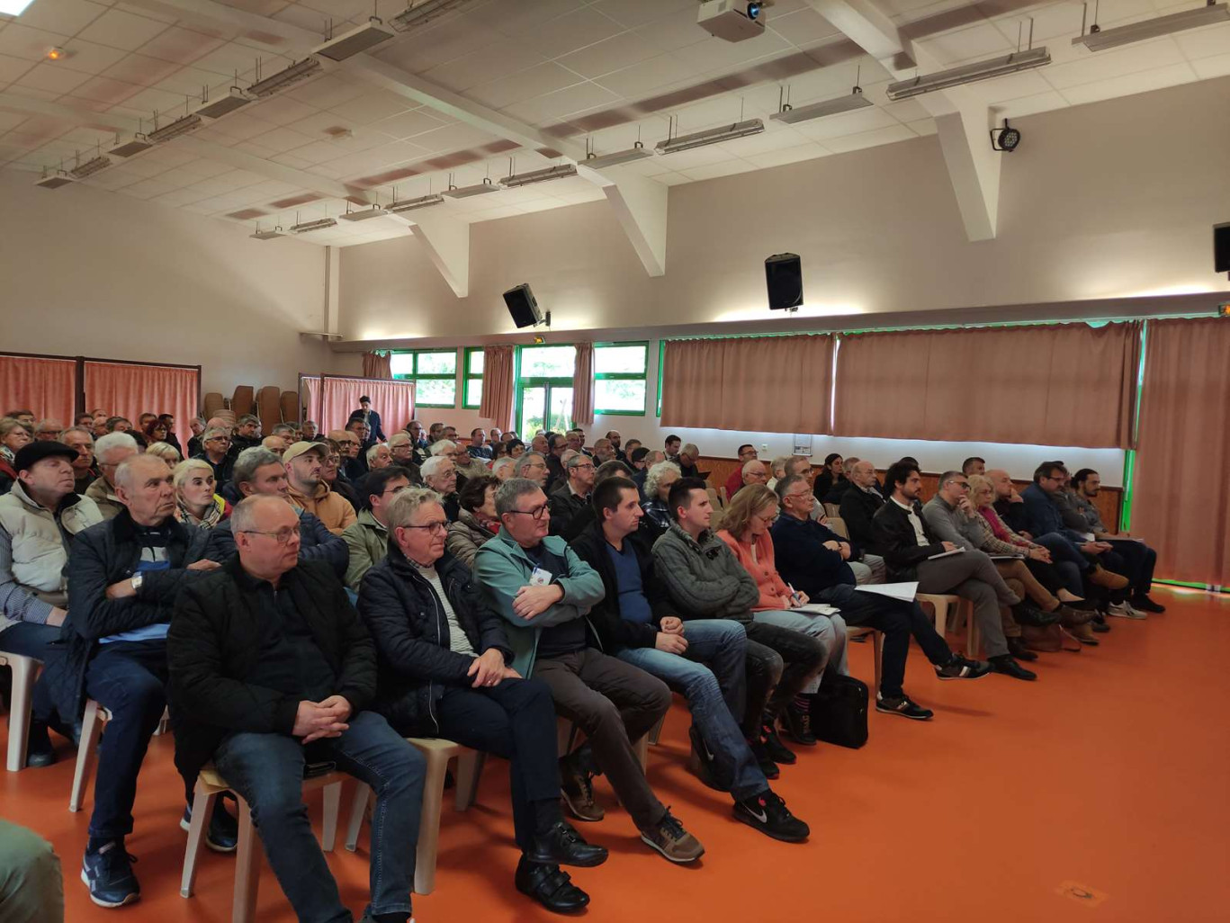 Le public est venu nombreux découvrir les enjeux de ce port intérieur sur leur territoire.