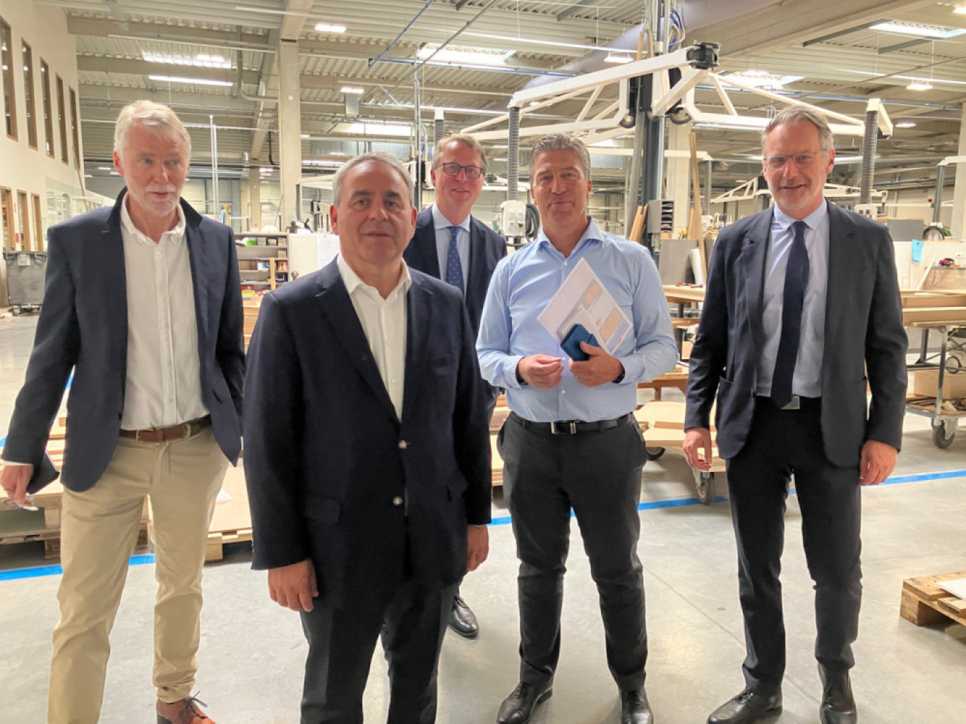 Xavier Bertrand lors de la visite le 5 juin des ateliers de Duriez Agencement aux côtés de l'équipe dirigeante.