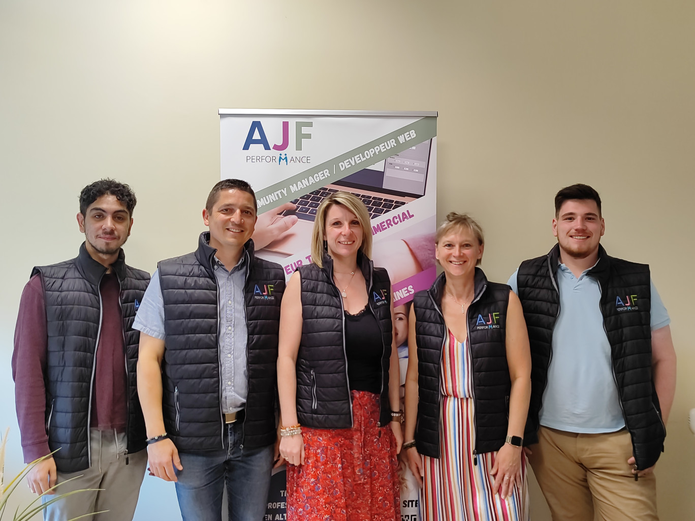 L’équipe d'AJF Performance avec Josuah Nicolausig, formateur, Laurent Letierce, en reconversion professionnelle, Aurélie Raimbeaux gérante, formatrice et coach, Lydie Nico, conseillère en formation et Tristan Poissonneau, assistant de direction. ©AJF Performance