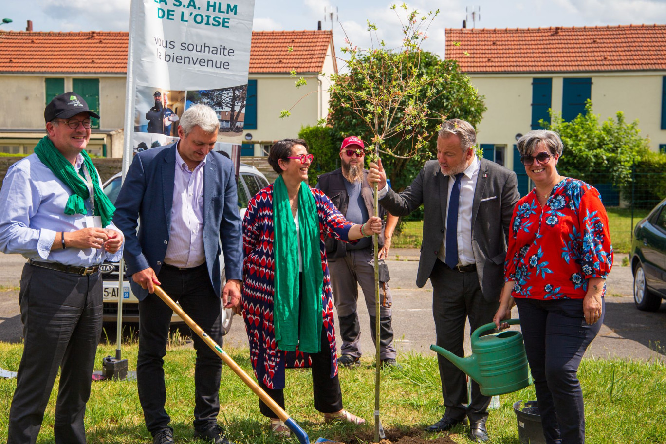 Sandrine DE FIGUEIREDO, Présidente de la S.A. HLM de l’Oise, Édouard DUROYON, Directeur, Général de la S.A. HLM de l’Oise, Charles LOCQUET, Vice-président du Conseil départemental de l’Oise chargé du logement, de la politique de la ville et de l’habitat et Aymeric BOURLEAU, Maire de Crèvecœur-le-Grand présentent les travaux réalisés dans les 48 logements situés rue d’Amiens, rue de la Bordé, rue de la Maladrerie et place de Picardie. (c) Marie Schneider.