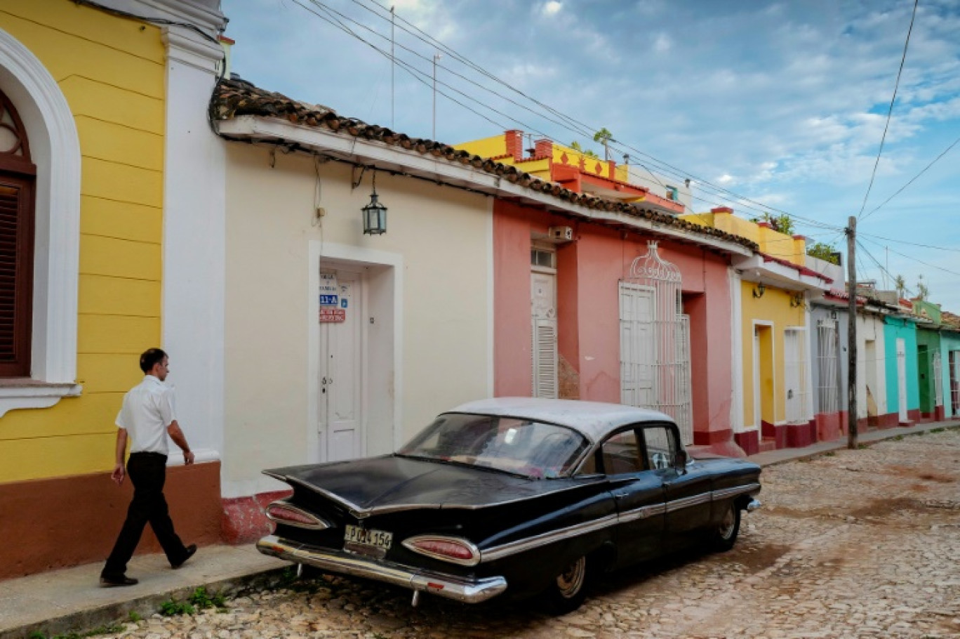 Une vieille voiture américaine dans une rue de Trinidad, ville touristique de Cuba classée au patrimoine mondial de de l'Unesco, le 21 juin 2023 © ADALBERTO ROQUE