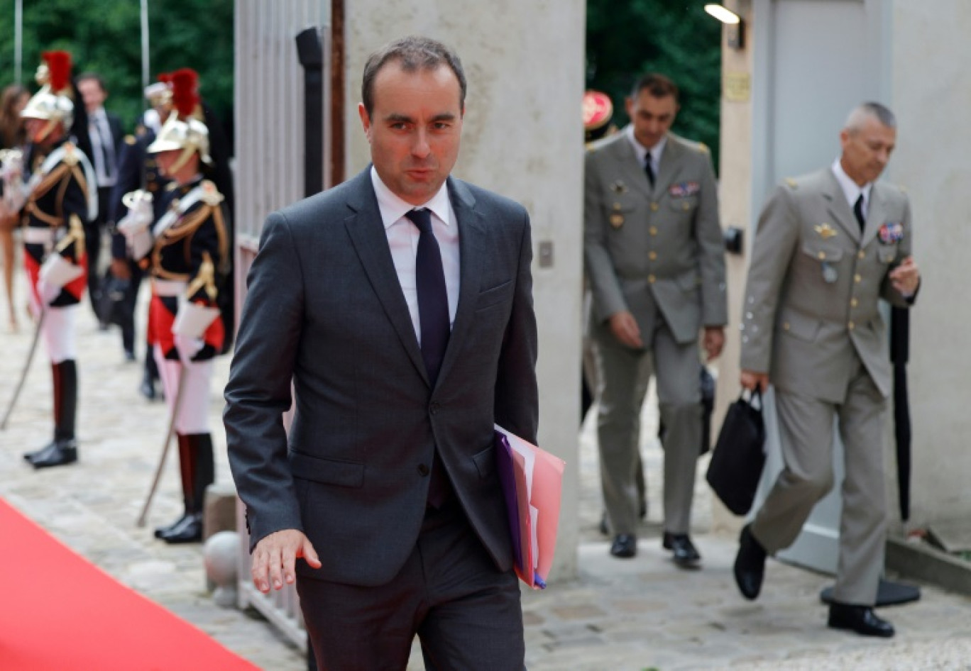 Le ministre des Armées Sébastien Lecornu aux Invalides, le 19 juin 2023 à Paris © Geoffroy VAN DER HASSELT