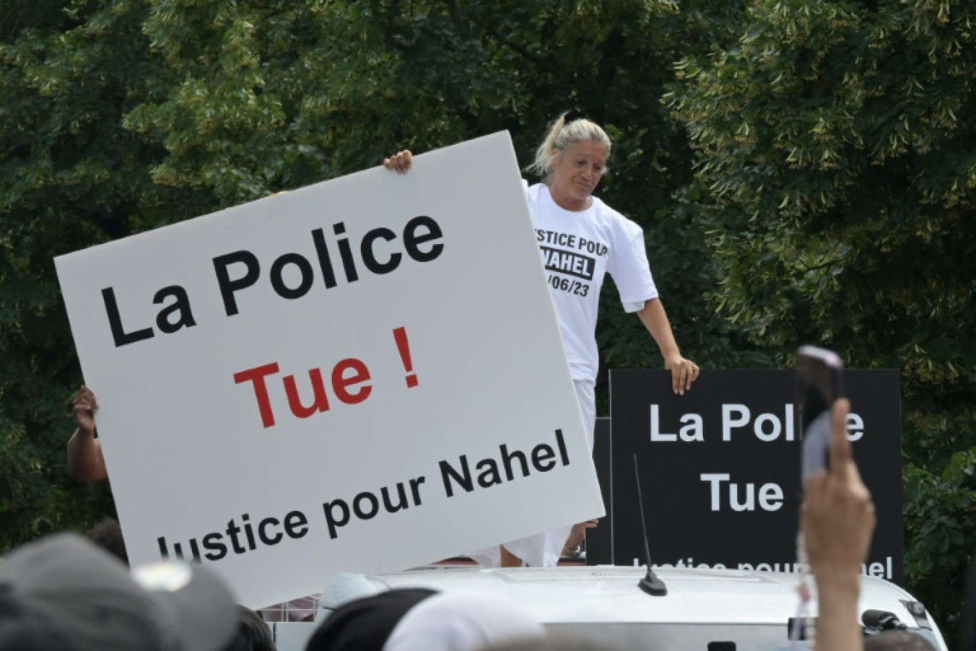 Mounia, la mère de Nahel, juchée sur une camionnette, lors de la marche blanche en hommage à son fils, le 29 juin 2023 à Nanterre © Alain JOCARD