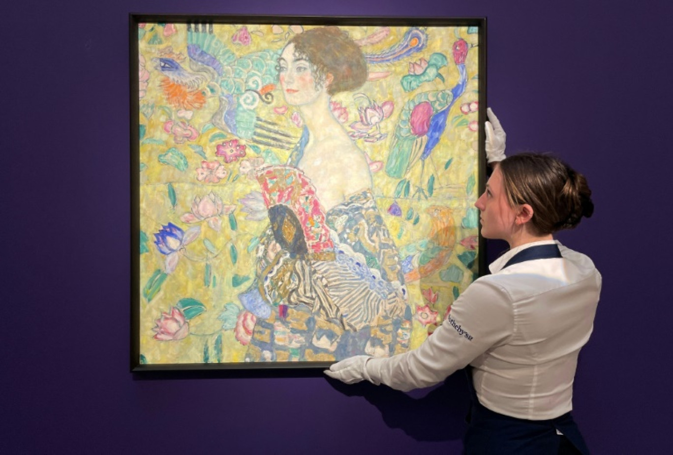 "La Dame à l'éventail" de Klimt exposée lors de la vente aux enchères Sotheby's à Londres, le 20 juin 2023 © Mathilde BELLENGER