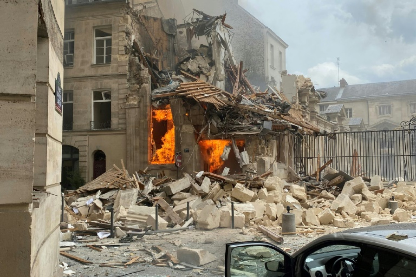 Vue de l'immeuble effondré suite à une explosion à Paris le 21 juin 2023 © Gregory Custo