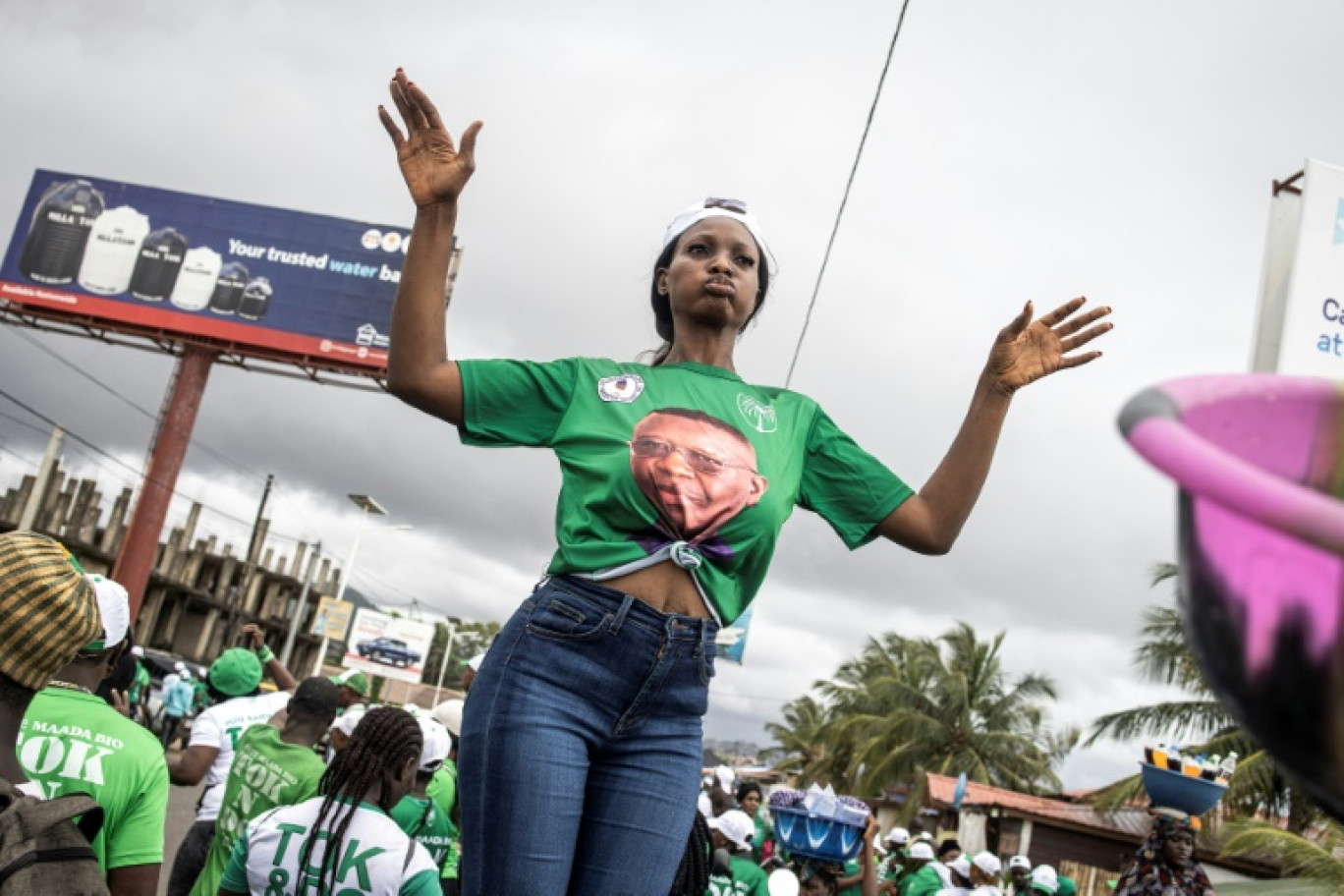 Une supportrice de Julius Maada Bio danse lors du dernier meeting de campagne du président sierra-léonais, le 20 juin 2023 à Freetown © JOHN WESSELS