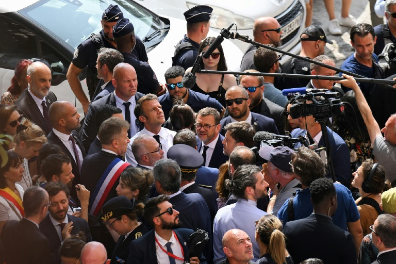 Emmanuel Macron à la rencontre des habitants de la cité de Benza à Marseille le 28 juin 2023 © NICOLAS TUCAT