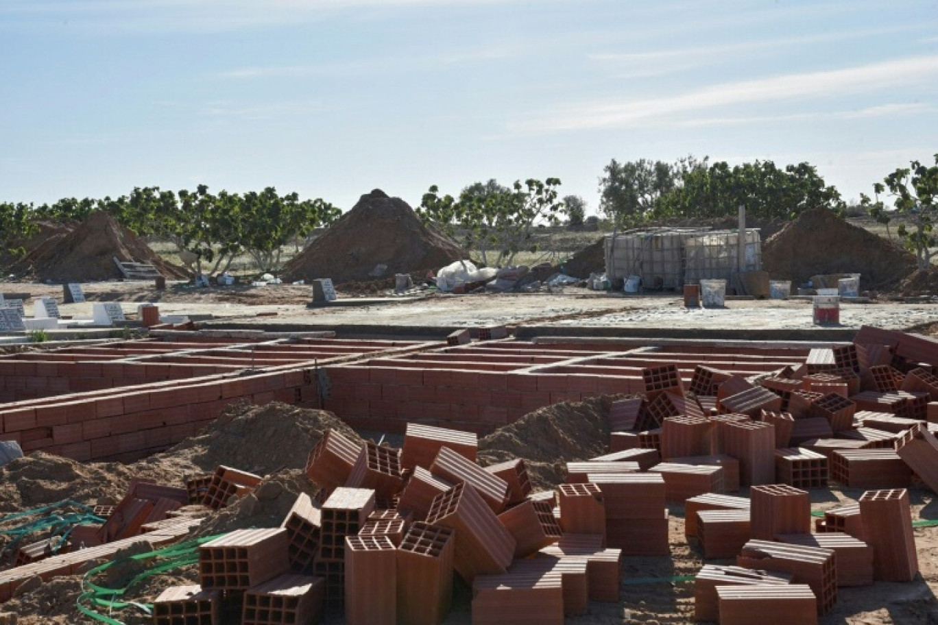 Des tombes préparées pour accueillir des migrants décédés en mer, le 28 avril 2023 dans le cimetière Barkallah de Sfax, en Tunisie © IMED HADDAD