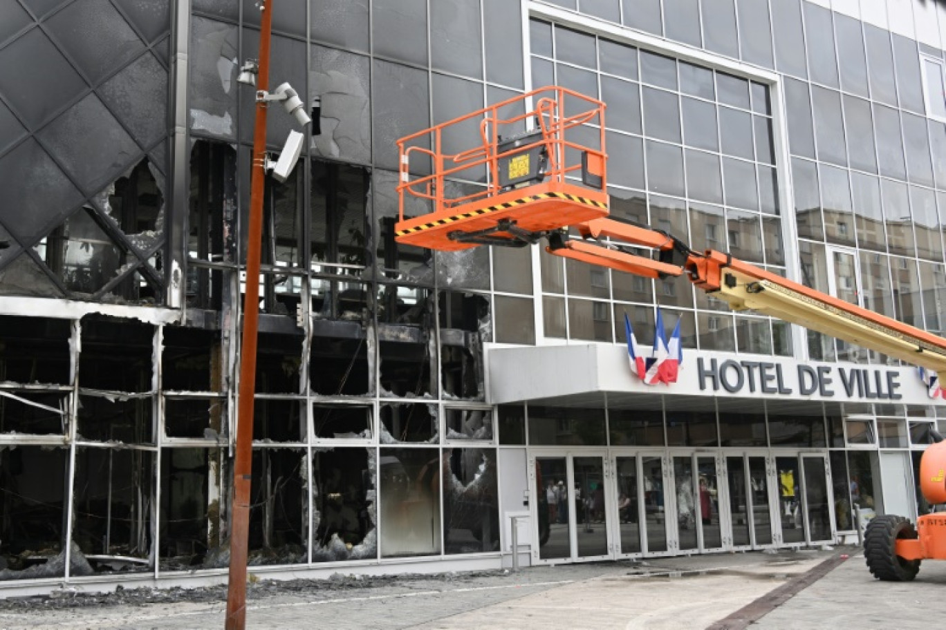 L'hôtel de ville incendié à Garges-les-Gonesse, au nord de Paris, le 29 juin 2023 © Bertrand GUAY